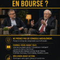Femme souriante lisant un livre sur l'investissement