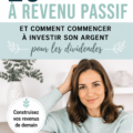 Femme souriante consultant des options d'investissement passif