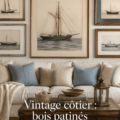 Un salon décoré dans un style Coastal Vintage avec du bois vieilli et des teintes bleues douces.