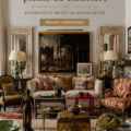 Un intérieur vintage avec divers objets anciens soigneusement disposés.
