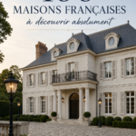 Maison en pierre avec un jardin luxuriant, représentant le style classique français.