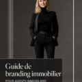 Illustration d'un agent immobilier avec une présentation professionnalisée et un branding visuel fort.