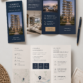 Une brochure immobilière bien conçue mettant en avant des maisons à vendre.