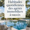 Un agent immobilier souriant discutant avec des clients dans un bureau lumineux.