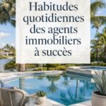 Un agent immobilier souriant discutant avec des clients dans un bureau lumineux.