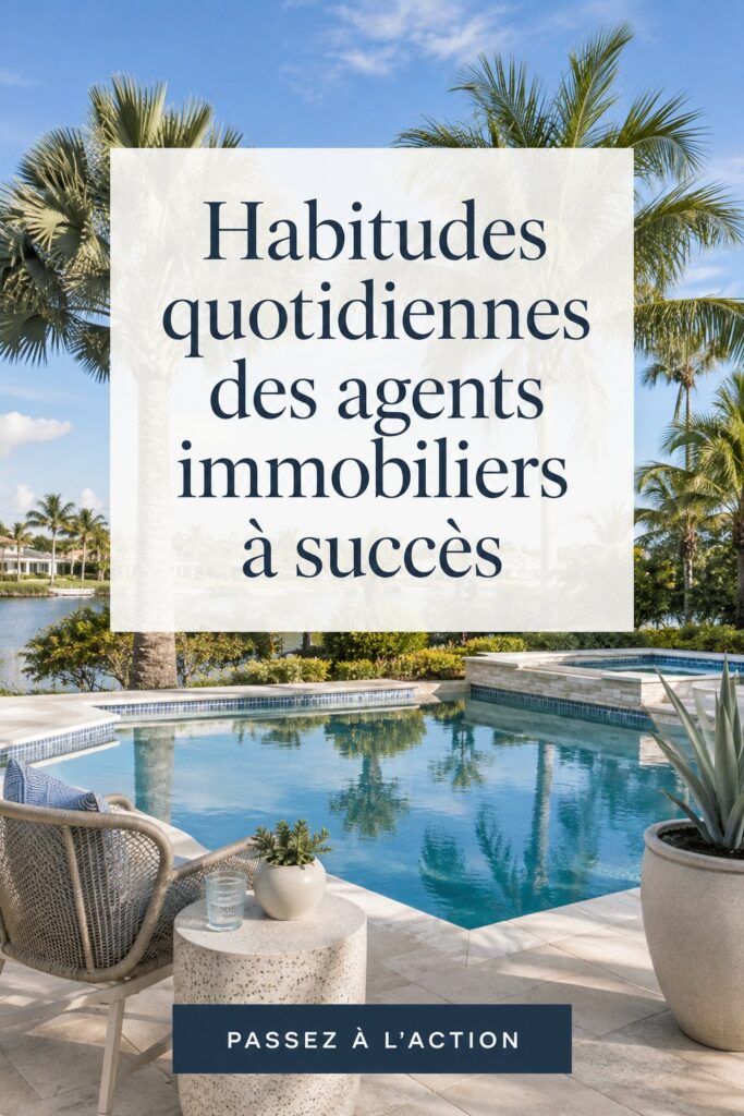 Un agent immobilier souriant discutant avec des clients dans un bureau lumineux.