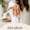 Un agent immobilier souriant en pose professionnelle pour sa photo de marque.
