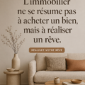 Un couple souriant devant leur nouvelle maison, symbolisant la réalisation de rêve immobilier.
