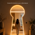 Femme heureuse devant sa nouvelle maison, symbolisant un nouveau départ dans l'immobilier.