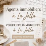 Femme souriante discutant avec un agent immobilier à La Jolla