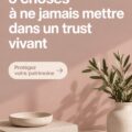 Femme souriante réfléchissant à la gestion de son patrimoine immobilier, éloignant certains actifs de sa fiducie de vie.