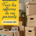 Femme adulte assise au sol, entourée d'objets sentimentaux, en train de trier des affaires de ses parents avec douceur.