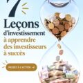 Une femme réfléchissant à des leçons d'investissement dans un cadre chaleureux.