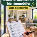 Femme vérifiant une checklist avant de présenter un bien immobilier